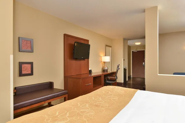 جناح بسرير كينج بمطبخ لذوي الإعاقة، Comfort Suites Minot South 2/3