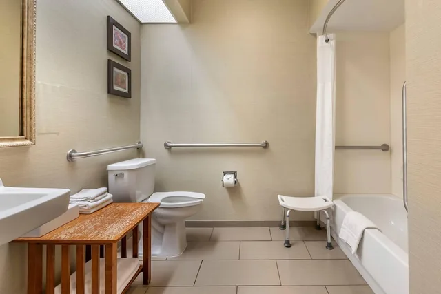 غرفة بسريرين كوين لذوي الإعاقة، Comfort Inn Charlotte 8/8