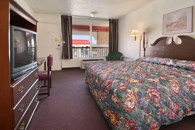 Standard, King Bed, Super 8 By Wyndham Oklahoma Fairgrounds 1/3