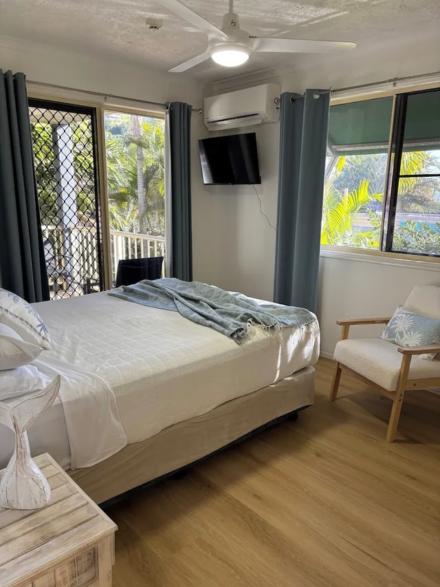 شقة بسرير كوين وسريرين منفصلين بإطلالة على المرسى بغرفتي نوم، Airlie Apartments 2/8