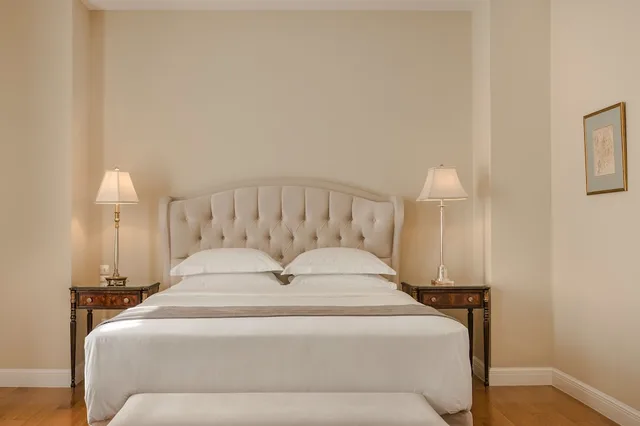 جناح تنفيذي بسرير كوين بغرفة نوم واحدة مع أريكة، Noble Suites 1/6