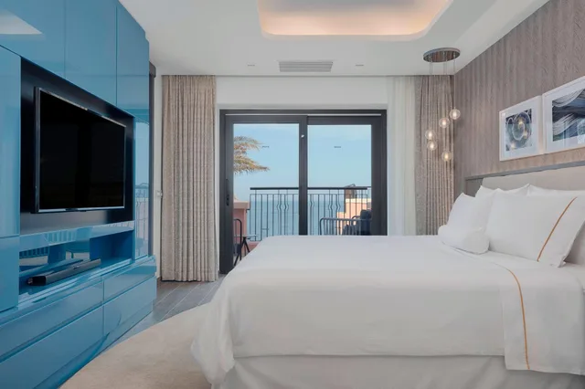 جناح فاخر بسرير كينج بشرفة بغرفة نوم واحدة مع أريكة، The Westin Dragonara Resort Malta 1/4