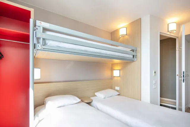 غرفة ثلاثية بثلاثة أسرّة، B&B HOTEL Lyon Aeroport Saint Quentin Fallavier 1/5