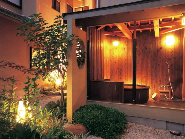 غرفة يابانية غربية بسريرين مزدوجين وفرشتي فوتون بأرضية تاتامي، Arima Onsen Gekkoen Yugetsusanso 1/10