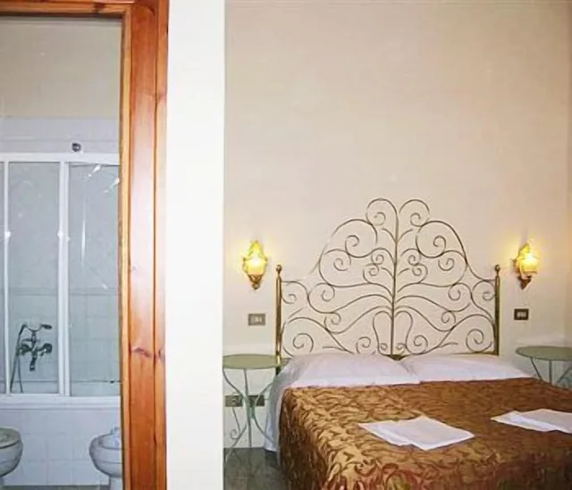 غرفة بسرير مزدوج أو سريرين منفصلين بحمام خاص، Marta Guest House 4/4