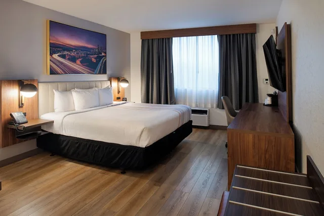 Room, King Bed, Accessible, La Quinta Inn & Suites by Wyndham Seattle Sea-Tac Airport 3/10
