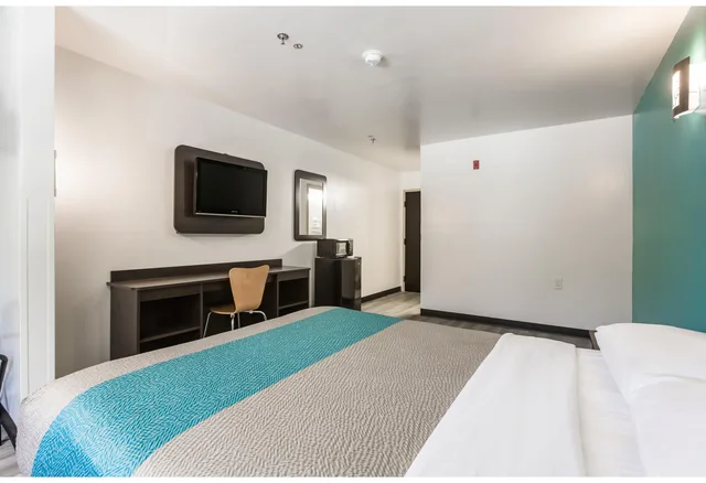 1 Queen Bed - Non-Smoking, Motel6 Smyrna, GA - Atlanta 1/4