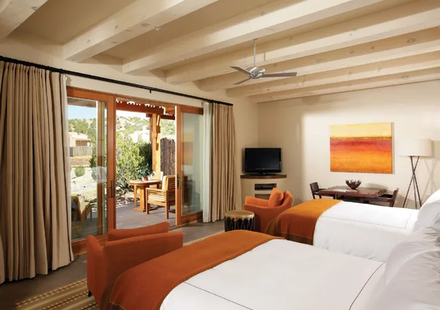 غرفة متصلة ديلوكس بسرير كينج وسريرين مزدوجين بغرفتي نوم، Four Seasons Resort Rancho Encantado Santa Fe 1/8