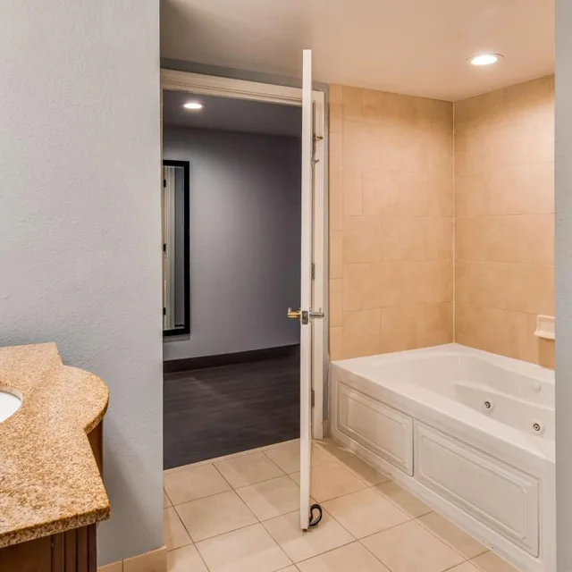 جناح بسرير كينج مع أريكة، Best Western Plus Champaign/Urbana Inn 7/7