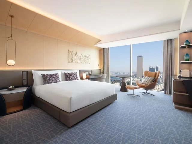 Fairmont Gold, King Bed، Fairmont Ambassador Seoul 2/4