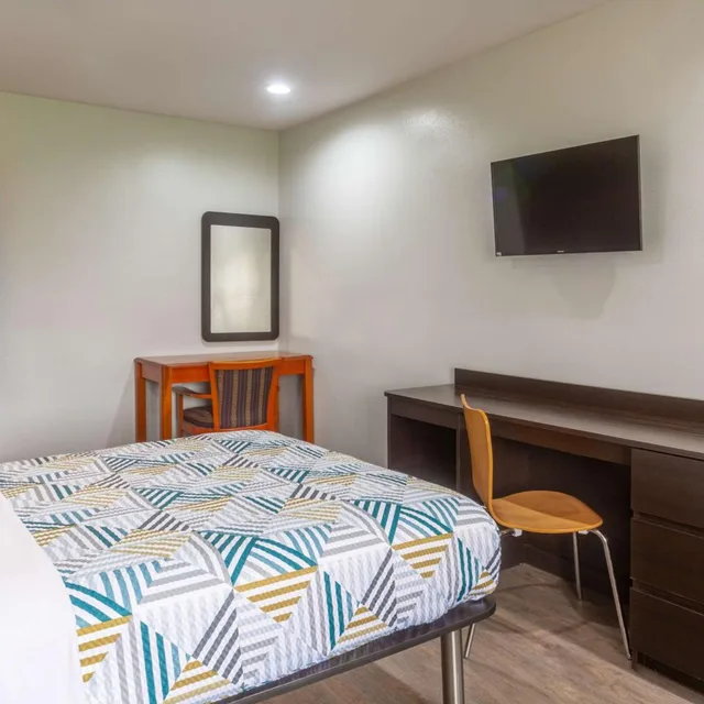 1 King Bed - Smoking, Micfridge، Motel6 Livingston, TX 9/10