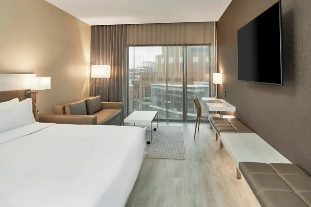 غرفة قياسية بسرير كينج مع أريكة لذوي الإعاقة، AC Hotel by Marriott Greenville 1/3