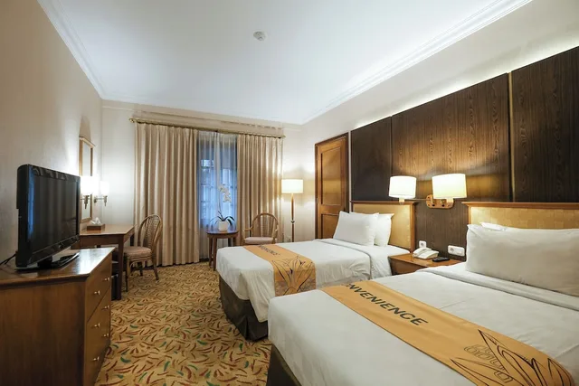 غرفة تنفيذية بسريرين منفصلين بإطلالة على المسبح، Loman Park Hotel Yogyakarta 1/2