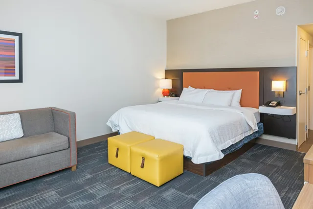 غرفة بسرير كينج مع أريكة لذوي الإعاقة، Hampton Inn & Suites Morgantown / University Town Centre 1/4
