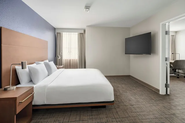 جناح بسرير كينج بغرفة نوم واحدة مع أريكة، Residence Inn By Marriott Atlanta Midtown 17th Street 4/7