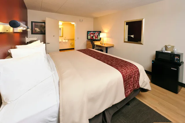 غرفة ديلوكس بسرير كينج لذوي الإعاقة، Red Roof Inn Detroit - Warren 3/6
