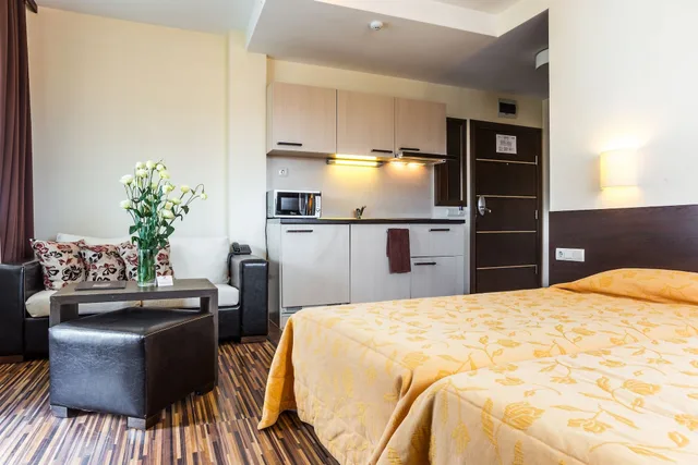Standard, 1 Single and 2 Queen Beds، Perun Lodge 4/5