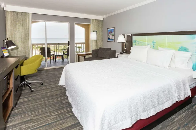 غرفة ديلوكس بسرير كينج بشرفة، HAMPTON INN ST. AUGUSTINE BEACH 2/3