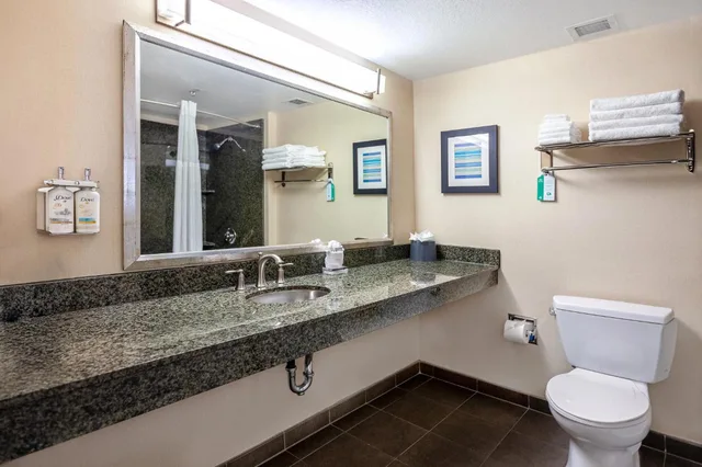 جناح بسريرين كوين بغرفة نوم واحدة مع أريكة، Holiday Inn And Suites Scottsdale North Airpark Ex Wingate By Wyndham Scottsdale 6/8