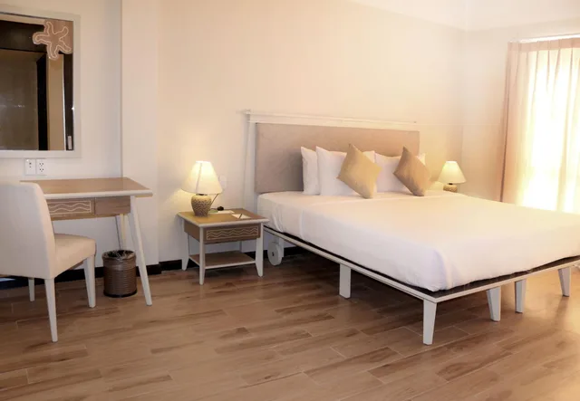غرفة ديلوكس بسرير مزدوج بإطلالة على الحديقة بحوض استحمام، Sandy Beach Non Nuoc Resort Danang 3/6