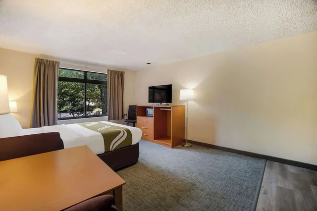 غرفة قياسية بسرير كوين بمطبخ صغير، Suburban Studios Canon City, CO 9/10