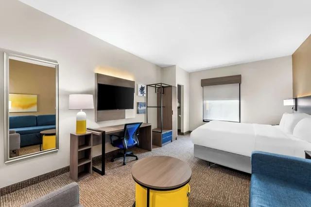 Suite, King Bed, Sofa, Accessible, Comfort Inn Harriman, TN 2/2