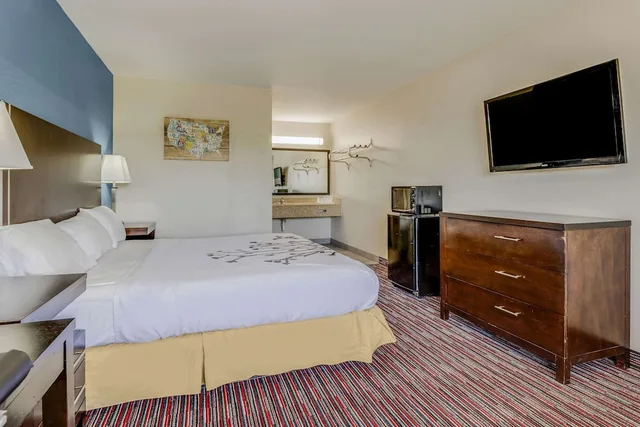 Room, King Bed, Accessible, Econo Lodge Inn & Suites Enid South 1/10