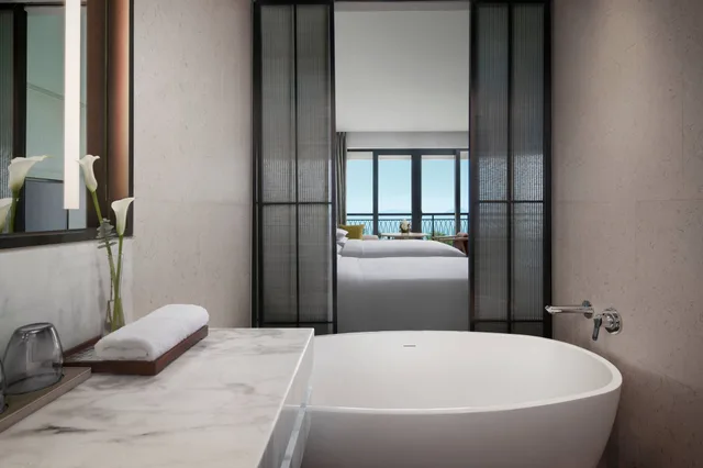 Grand, King Bed, Ocean Front, Smoking, Marriott Yalong Bay 2/2