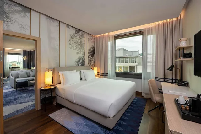 Diplomat, Suite, King Bed، DoubleTree by Hilton Berlin Ku’damm 1/1
