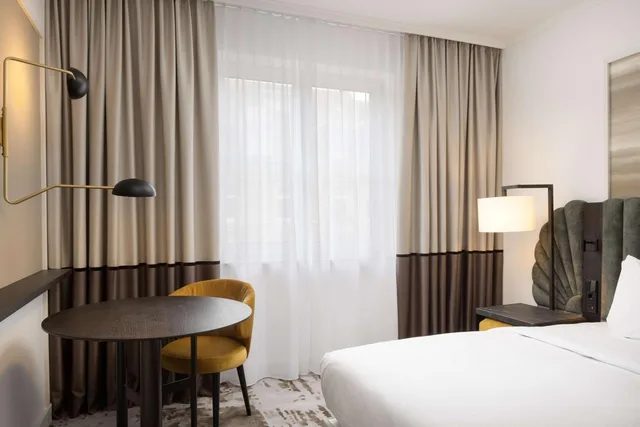 غرفة بسرير كينج وسرير كوين، Hilton Heidelberg 5/6