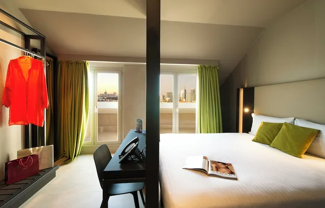 غرفة ثلاثية بسرير كينج وسرير فردي بإطلالة على المدينة بشرفة، Scarlatti Hotel Milano 3/7