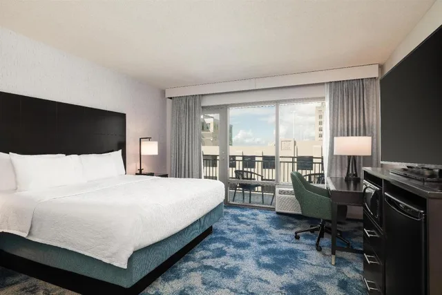 Room, King Bed, Street View, Balcony, Accessible، Hampton Inn And Suites Baton Rouge Downtown 1/2