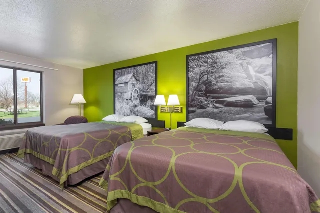 Room, 2 Queen Beds, Super 8 By Wyndham Germantown/Milwaukee 2/2