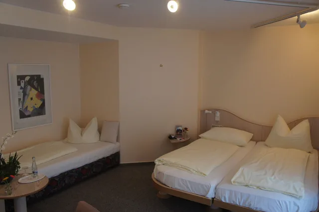 غرفة ثلاثية بسريرين منفصلين مع أريكة، Stadthotel Engel 8/10