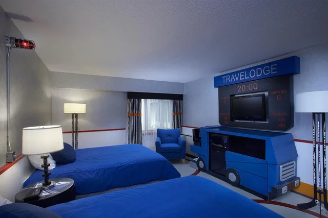 Hockey Theme, Queen Bed، Travelodge Hotel by Wyndham Saskatoon 3/5