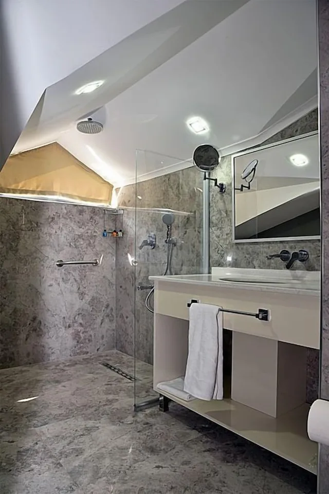 غرفة اقتصادية بسريرين منفصلين بشرفة، The Elegant Hotel 6/6