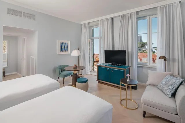 غرفة تنفيذية بسريرين منفصلين بإطلالة على البحر مع دخول صالة النادي، Hilton Imperial Dubrovnik 3/7