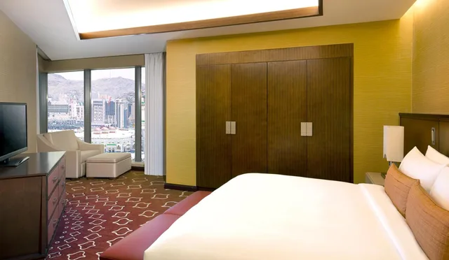 جناح تنفيذي بسرير كينج بغرفة نوم واحدة مع أريكة، فندق جبل عمر ماريوت مكة(Jabal Omar Marriott Hotel Makkah) 4/10