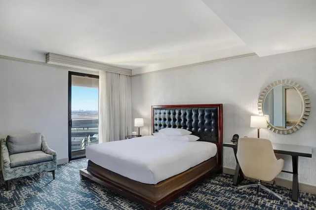 جناح، Hyatt Regency DFW International Airport 1/5