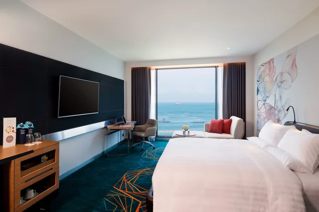 غرفة ديلوكس بسرير كينج بإطلالة على البحر، Novotel Marina Sriracha 1/10