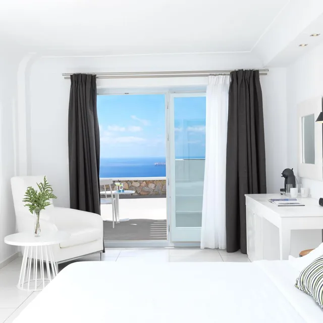 Superior, Double Bed, Caldera View, Hot Tub, Lilium Hotel Santorini 3/9
