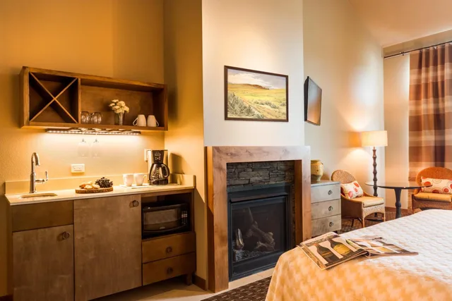 Suite, King Bed, River Front, Top Floor، The Lodge at Columbia Point 6/10