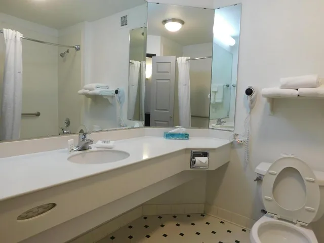 غرفة سوبيريور بسريرين كوين بحوض استحمام لذوي الإعاقة، La Quinta Inn Suites Winston Salem 4/4
