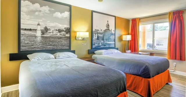 Efficiency, 2 Double Beds، Super 8 By Wyndham Kingston 4/10