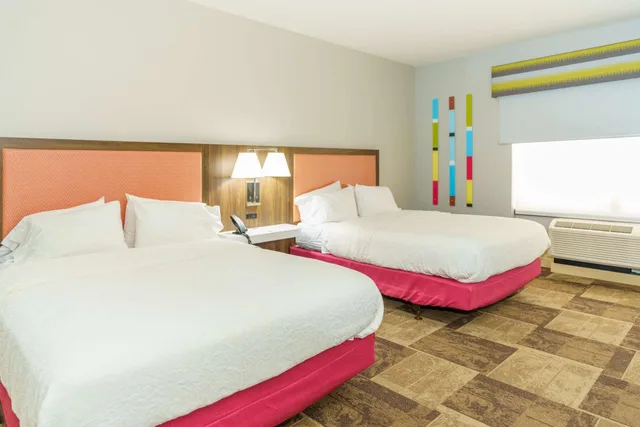 غرفة بسرير كينج وسريرين كوين، Hampton Inn Garden City, KS 10/10