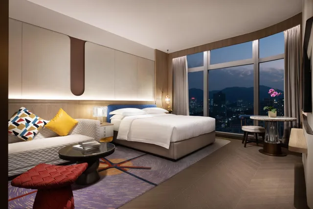 غرفة تنفيذية بسرير كينج بإطلالة على المدينة مع دخول الصالة، Fashion Town Hotel Shenzhen MGallery Collection 1/6