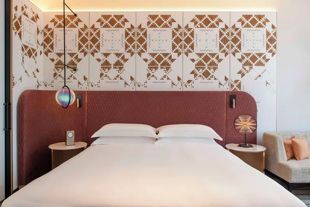 غرفة بسرير كينج بإطلالة على البحر، Andaz Doha 1/3