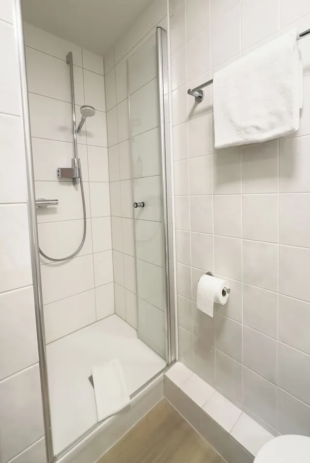 غرفة بسرير كوين، Hotel Frankfurt Airport 4/6