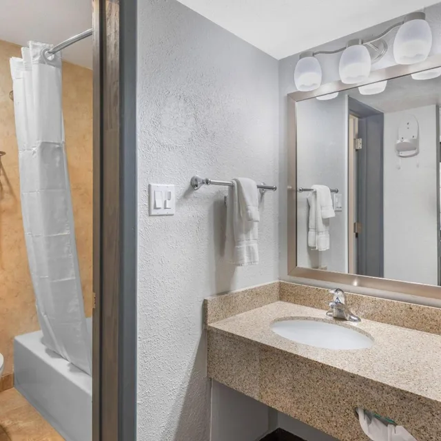 Room, King Bed, Queen Bed, Econo Lodge Inn & Suites Socorro NM 4/4