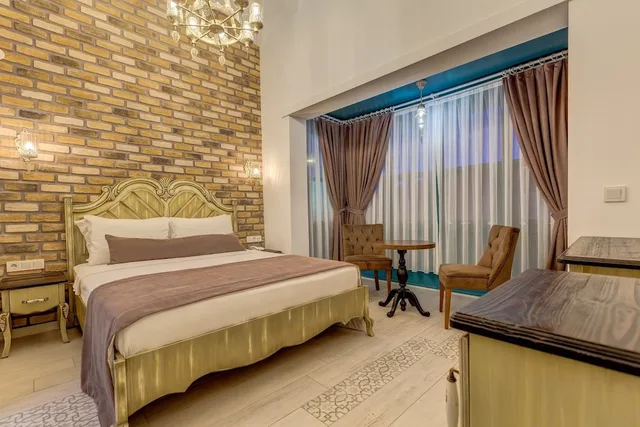 غرفة ديلوكس بسرير كوين وسرير فردي بإطلالة على المدينة، Bel Canto Alacati Hotel - Adults Only 1/5